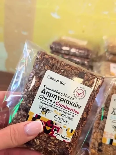 Η χειροποίητη μπάρα δημητριακών Choco + Cranberries στο χέρι — «Περιέχει μέλι δικής μας παραγωγής»