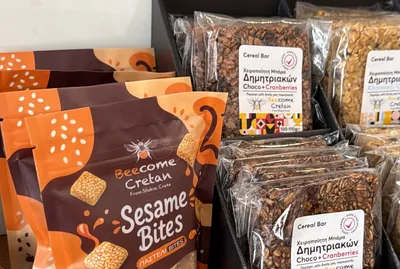 Σακουλάκια Sesame Bites στο ράφι και μπάρες δημητριακών σε σταντ πάγκου, σε κατάστημα