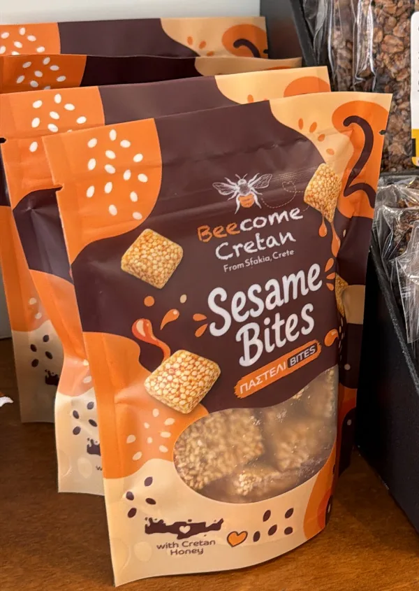 Sesame Bites και μπάρες δημητριακών Beecome Cretan σε σταντ πάγκου καταστήματος